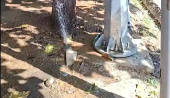 Toshkentda ichimlik suvi quvuri yorildi: toza suv ko‘chaga oqmoqda