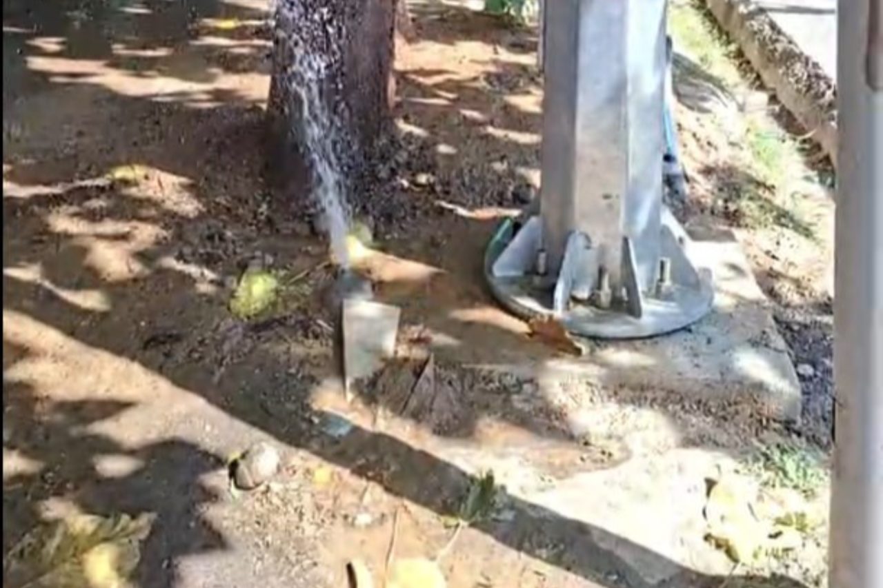 Toshkentda ichimlik suvi quvuri yorildi: toza suv ko‘chaga oqmoqda